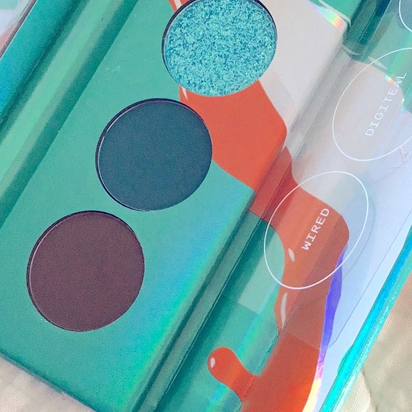 Kaleidos Futurism V Electro Turquoise eyeshadow palette new in box - Picture 3 of 3